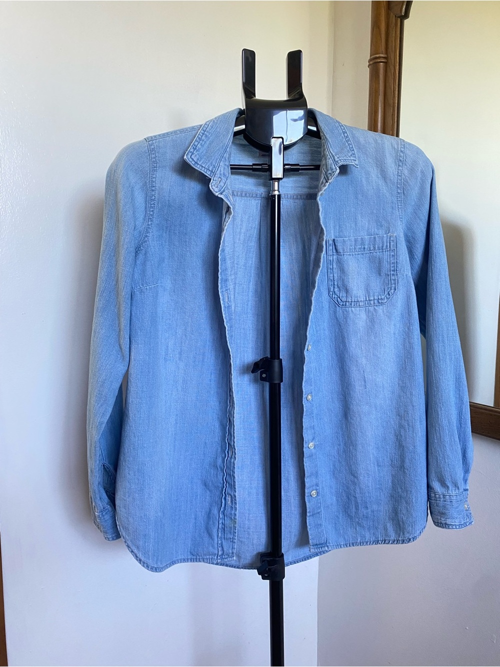 Old Navy Cotton Classic Shirt Light wash Denim Button-Down Shirt women’s Sz. S
